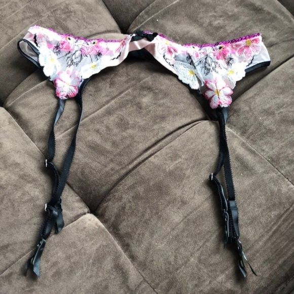 Victoria's Secret Garter Belt M/L💥PRICE DROP💥 - Picture 1 of 6